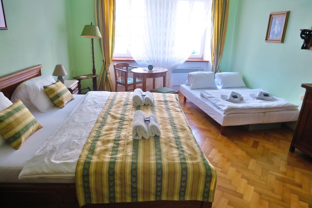 Vinna Kavarna Mikulov Exteriör bild