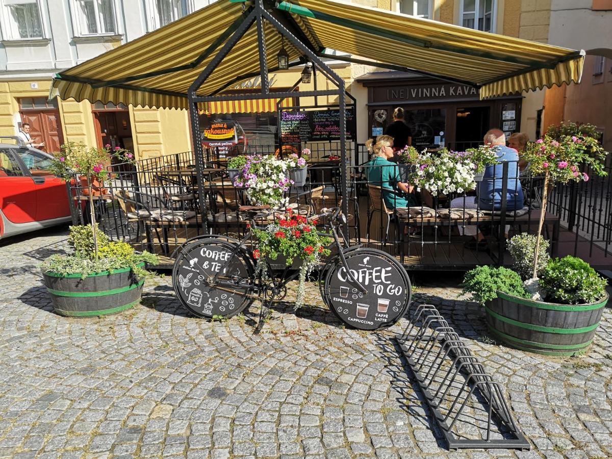 Vinna Kavarna Mikulov Exteriör bild