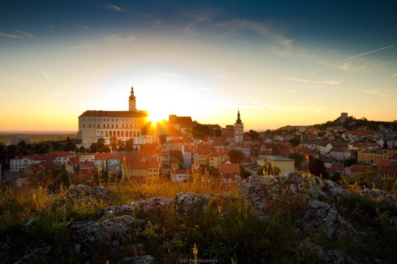 Vinna Kavarna Mikulov Exteriör bild